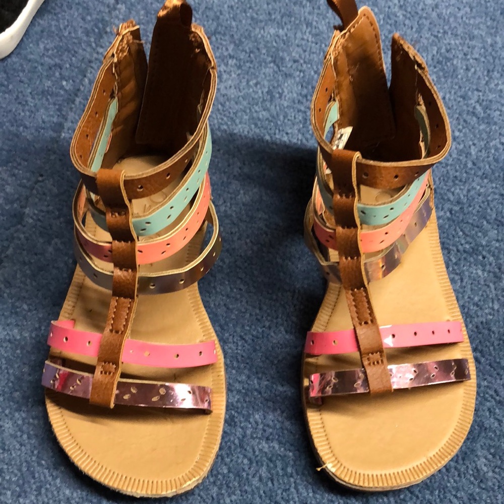 Gently used girls Oshkosh sandals in size 7